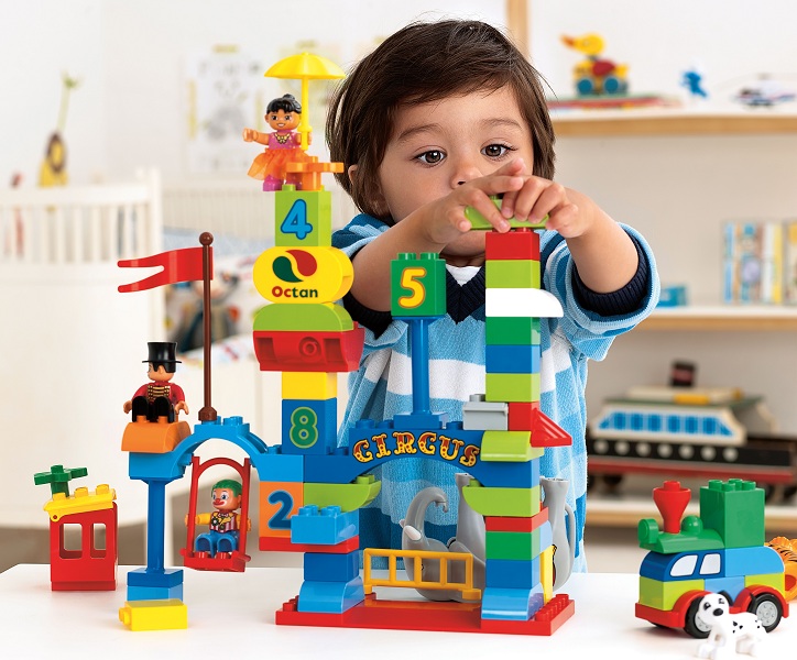 ребенок играет с "Лего"
