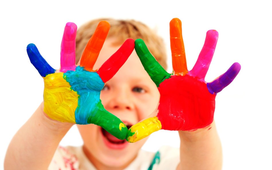 Разноцветные пальчики и ладошки у малыша