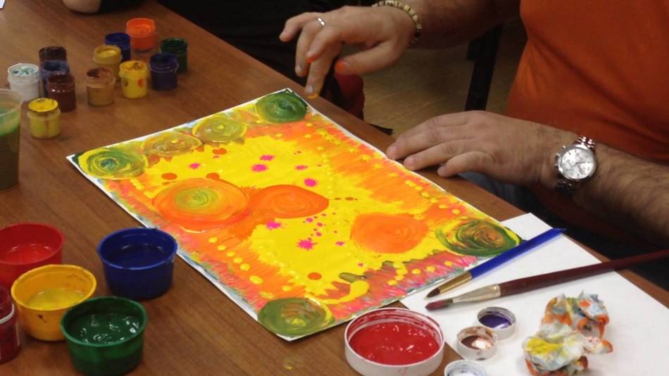 Рисование разноцветными красками пальцами как метод снятия стресса