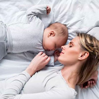 Ребенок спит вместе с мамой