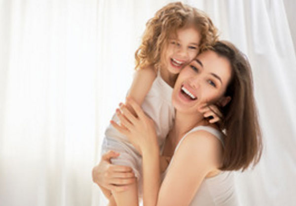 Счастливые мама и дочка