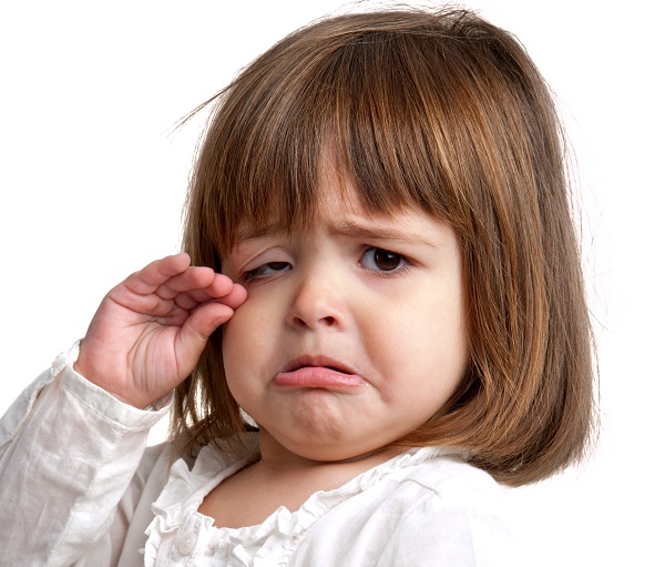 Часто детей стыдят за слезы, что вызывает еще большую истерику